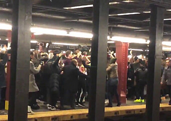 Episk Robyn-hyllning på tunnelbaneperrong i New York
