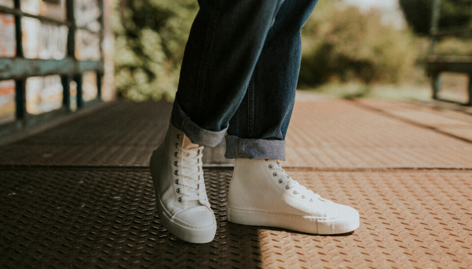 Modeoutfit med vita sneakers